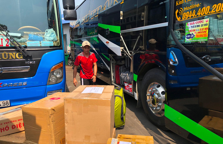 Hành khách, nhà xe, tài xế... ai cũng tất bật trong những ngày cao điểm Tết.