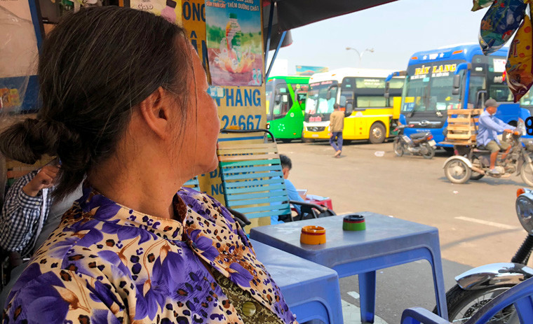 Hơn 30 năm buôn bán ở bến xe lớn nhất miền Nam, bà Ba (70 tuổi) không khỏi bùi ngùi khi sắp chia tay bến xe đầy kỷ niệm.
