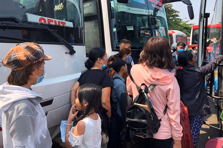 Những chuyến xe về các tỉnh miền Trung như Bình Định, Phú Yên, Quảng Ngãi, Quảng Nam, Thừa Thiên - Huế, Quảng Bình, Quảng Trị... luôn chật kín hành khách.