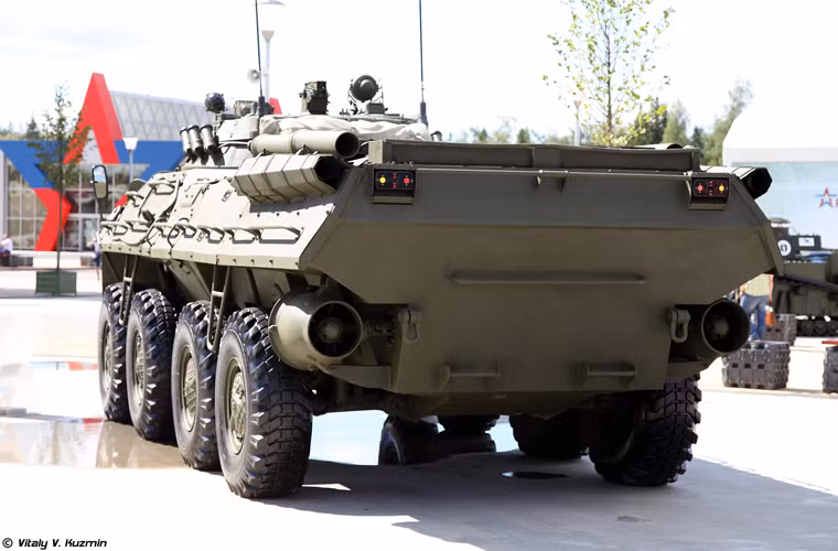 Xe bọc thép chở quân BTR-90 trang bị động cơ diesel tua bin tăng áp 510 mã lực với hệ truyền động 8x8 bánh lốp cho tốc độ tối đa đến 100km/h trên đường bằng, tầm hoạt động 800km. So với BTR-80, mọi thông số tính cơ động của BTR-90 đều nhỉnh hơn.