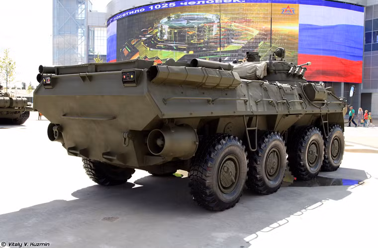 Khả năng bơi lội của BTR-90 cũng không thua kém BTR-80 khi được trang bị hai động cơ phản lực nước cho tốc độ bơi tới 9km/h.
