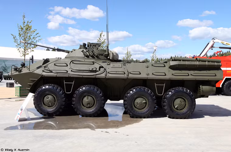 BTR-90 được cải thiện đáng kể khả năng bảo vệ với lớp giáp trước chống chịu được đạn xuyên giáp 14,5mm, và hoàn toàn "vô tư" với đạn súng máy 7,62mm, 12,7mm ở hông xe. Ngoài ra, người ta có thể trang bị cả giáp phản ứng nổ khi cần.