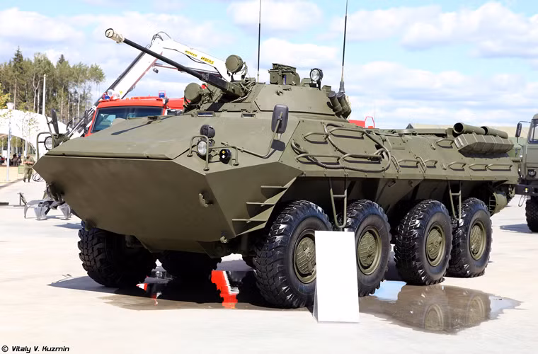Nguyên mẫu BTR-90 ra mắt lần đầu vào năm 1994, nó có kích cỡ lớn hơn so với BTR-80 với trọng lượng tổng thể 20,9 tấn, dài 7,64m, rộng 3,2m, cao 2,98m.