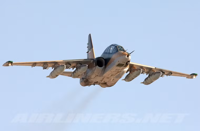 Su-25K là biến thể xuất khẩu của dòng máy bay Su-25 với nhiều tính năng bị cắt giảm. Tuy nhiên, khả năng mang vác vũ khí của Su-25K vẫn tương đương Su-25 với 4 tấn trên 11 giá treo gồm các loại bom, tên lửa có hoặc không điều khiển.