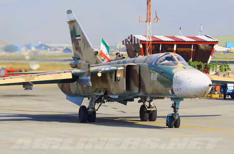 Đáng lưu ý, cả Su-24 và Su-25 Iran đều không mua trực tiếp từ Nga mà là "quà tặng" từ Không quân Iraq năm 1991. Ảnh: Một trong 30 chiếc Su-24MK của Không quân Iran.