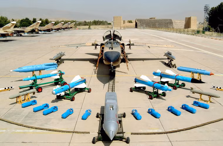 Dẫu vậy, máy bay chiến đấu Su-24MK vẫn đảm bảo khả năng tác chiến cực kỳ mạnh mẽ với việc mang tới được 8 tấn vũ khí trên 8 giá treo cứng cùng một pháo 6 nòng cỡ 23mm GSh-6-23 trong thân máy bay. Su-24MK có khả năng mang các loại tên lửa, bom không điều khiển và có điều khiển.