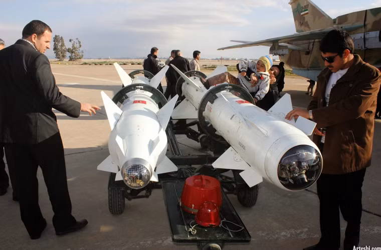 Nếu tham gia chiến dịch không kích phiến quân IS, cũng có khả năng Không quân Iran sẽ thử nghiệm vũ khí tấn công chính xác cao. Ảnh: Tên lửa không đối đất Kh-25ML (trái) và Kh-29L/T (phải) của Iran (đều do Nga thiết kế, sản xuất).