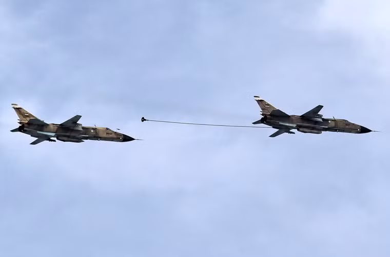 Đặc biệt, các máy bay Su-24MK của Iran có khả năng tiếp nhiên liệu trên không cho nhau, giúp tăng đáng kể tầm bay chiến đấu. Ảnh: Hai máy bay Su-24MK của Iran thực hành bơm nhiên liệu trên không.