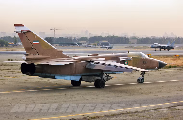 Hiện chưa có thông tin chi tiết về loại máy bay chiến đấu Sukhoi được Không quân Iran triển khai không kích phiến quân IS thời gian tới. Tuy nhiên, biên chế Không quân Iran hiện tại chỉ có chừng 49 chiếc Sukhoi Su-24MK và Su-25K/UBK. Vì vậy, các máy bay Sukhoi triển khai chống IS chắc cũng chỉ nằm trong hai loại này.