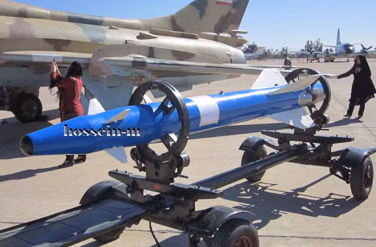Tên lửa không đối đất Kh-25ML với màu sơn lạ lùng. Không loại trừ khả năng Iran đã tự sản xuất thành công Kh-25 trong nước.