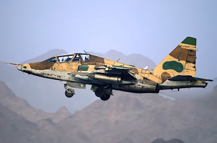 Trong khi Su-25UBK là biến thể huấn luyện hai chỗ ngồi được chế tạo trên cơ sở Su-25K nhưng dùng buồng lái mở rộng. Nó phục vụ tốt vai trò huấn luyện phi công và cả chiến đấu khi cần.