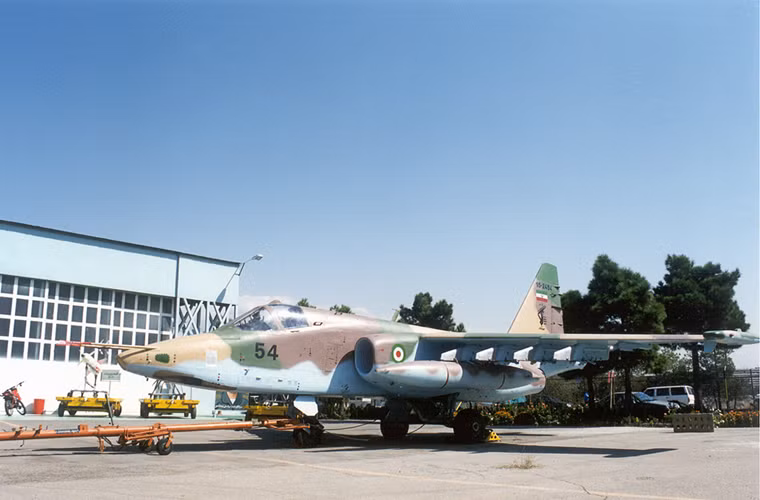 Cũng giống như trường hợp Su-24MK, Không quân Iran cũng nhận được "món quà" từ Iraq là 7 chiếc máy bay tấn công mặt đất Su-25K, số còn lại chừng 13 chiếc có thể được Iran nhập khẩu từ Nga sau này. Hiện nước này có trong biên chế 13 chiếc Su-25K và 6 chiếc Su-25UBK 2 chỗ ngồi.