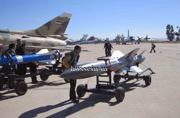 Tên lửa chống radar Kh-58 do Nga sản xuất từ năm 1982, có tầm bắn 120km.