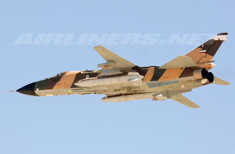 So với Su-24M2 mà Nga đang sử dụng, Su-24MK ở "đẳng cấp" thấp hơn nhiều. Nó là biến thể xuất khẩu của mẫu Su-24M nhưng bị hạ cấp thiết bị điện tử hàng không và khả năng mang vác vũ khí.