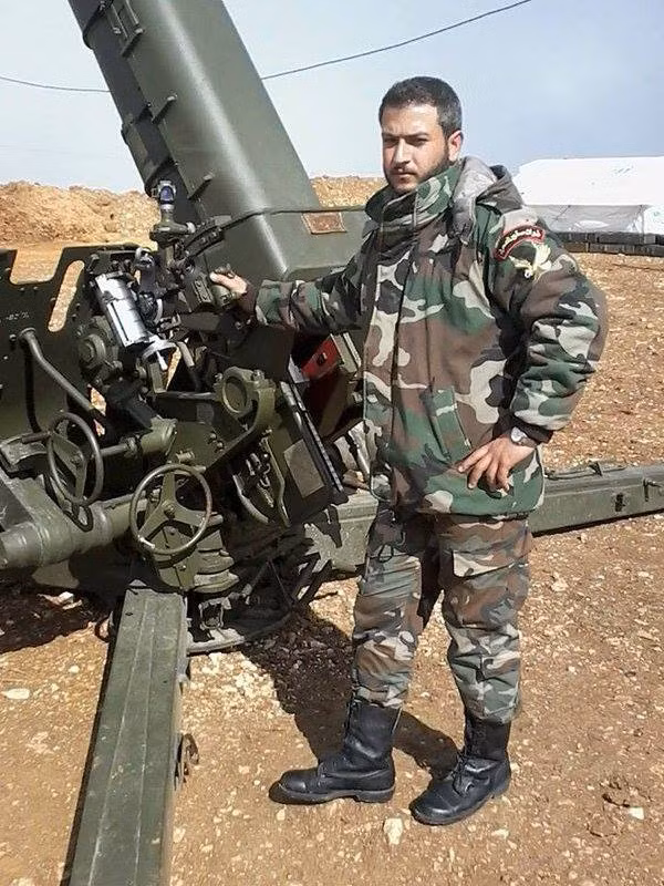 Việc đưa lựu pháo D30 122mm tới Syria đặt dấu hỏi lớn vì vốn dĩ quân đội của Tổng thống Assad cũng sở hữu số lượng lớn loại pháo này. D30 122mm được sản xuất từ những năm 1960 với số lượng tới hàng chục nghìn khẩu, làm nhiệm vụ tiêu diệt bộ binh tập trung, oanh kích công sự lớn của đối phương tạo điều kiện cho bộ binh ta tiến công… Ảnh: Lính Syria đứng cạnh khẩu D30 còn rất mới.