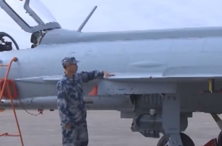 Dù cho có những thay đổi tới cỡ nào thì Trung Quốc suốt hàng chục năm không thể xử lý vấn đề tải trọng nhỏ trên J-7 khi không có sự trợ giúp từ Liên Xô. Biến thể sản xuất loạt cuối cùng MiG-21bis ra đời cuối những năm 1980, trong khi biến thể cuối cùng của J-7 ra đời trong thế kỷ 21 không xử lý được tải trọng chỉ 2 tấn. J-7 mang được tên lửa không đối không tầm ngắn PL-5, PL-7, PL-9, bom và rocket.