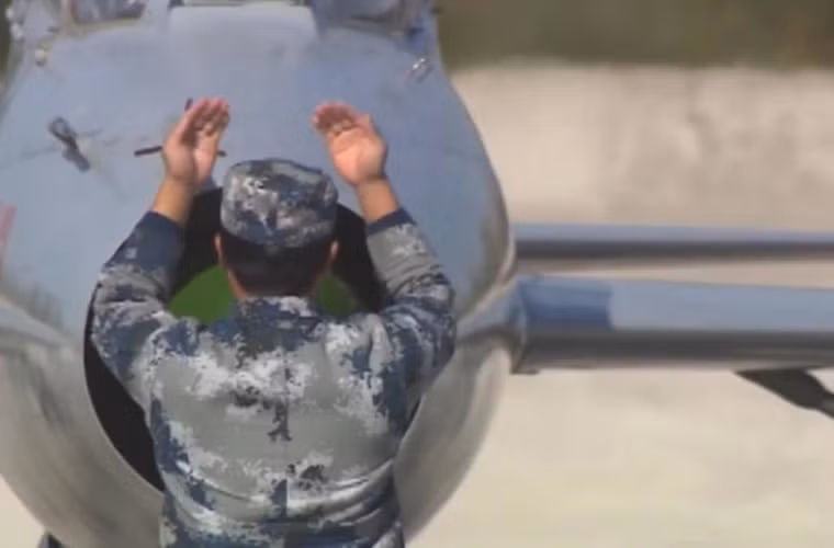 Dòng J-7 được Trung Quốc hiện đại hóa theo công nghệ "năm cha ba mẹ", sao chép đủ thứ từ nhiều quốc gia. Ví dụ như J-7E dùng radar theo kiểu Super Skyranger của Anh còn J-7G dùng radar SY-80 sao chép mẫu EL/M-2001 của Israel với tầm trinh sát ngắn 30km.