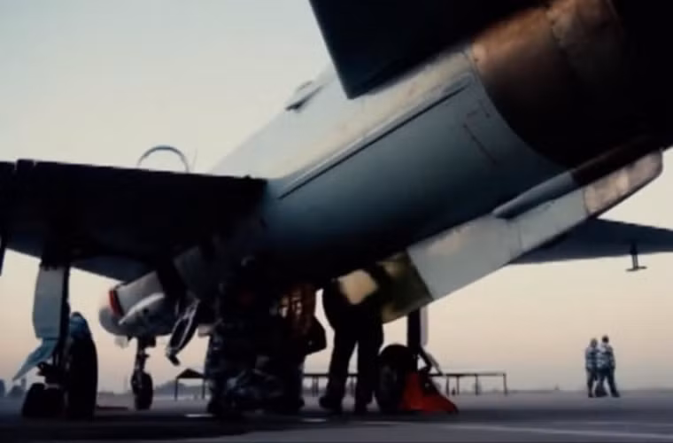 Có thể sẽ mất khoảng 10 năm nữa thì toàn bộ máy bay J-7 mới được thay thế hết. Đây được xem là điểm yếu đối với Không quân Trung Quốc khi khả năng tác chiến của J-7 rất hạn chế, chỉ đáp ứng yêu cầu bảo vệ không phận cự ly gần.