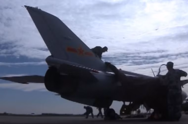 Các máy bay J-7 đều sử dụng động cơ WP-13F sao chép loại R-13-300 của Liên Xô chế tạo cho dòng MiG-21. Động cơ WP-13F cho J-7 đạt tốc độ tối đa 2.200km/h, bán kính tác chiến 850km.