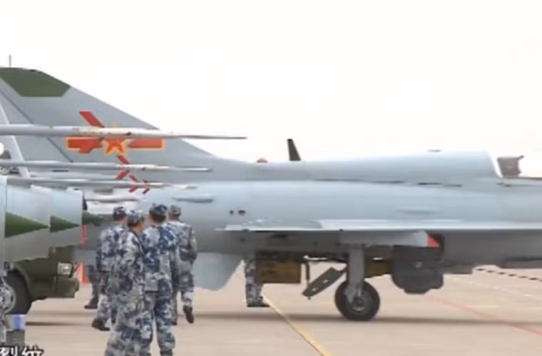 Trang mạng Sina mới đây đăng tải các bức ảnh cho thấy Không quân Trung Quốc hiện vẫn duy trì số lượng lớn máy bay tiêm kích J-7 lạc hậu được sản xuất trên cơ sở MiG-21F-13 Liên Xô.