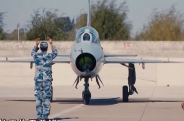 Cơ bản thì J-7E và J-7G đều có hình dạng giống nhau và giống hệt MiG-21F-13 đời đầu Liên Xô, các điểm thay đổi chủ yếu nằm ở buồng lái máy bay, hệ thống điện tử hàng không, vũ khí.