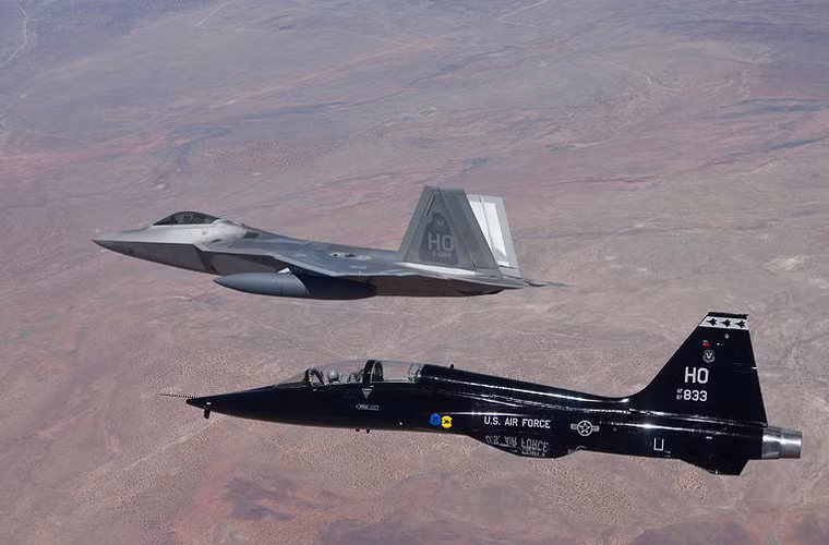 T-38 Talon bên cạnh là máy bay huấn luyện phi công thì còn thường xuyên được sử dụng như là mục tiêu giao chiến nhờ thiết kế nhỏ gọn, linh hoạt như máy bay chiến đấu MiG của Liên Xô, Nga.