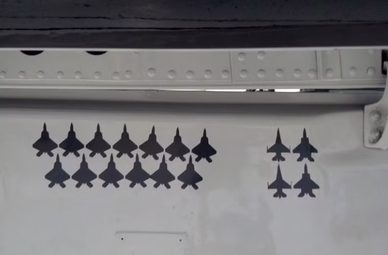 Trong lịch sử chiến tranh, thông thường khi bắn rơi đối phương, máy bay chiến thắng sẽ được in dấu hiệu chiến công, có thể là một ngôi sao (ngôi sao đỏ trên mũi MiG-21 của KQNDVN) hay là hình chiếc máy bay bị bắn.