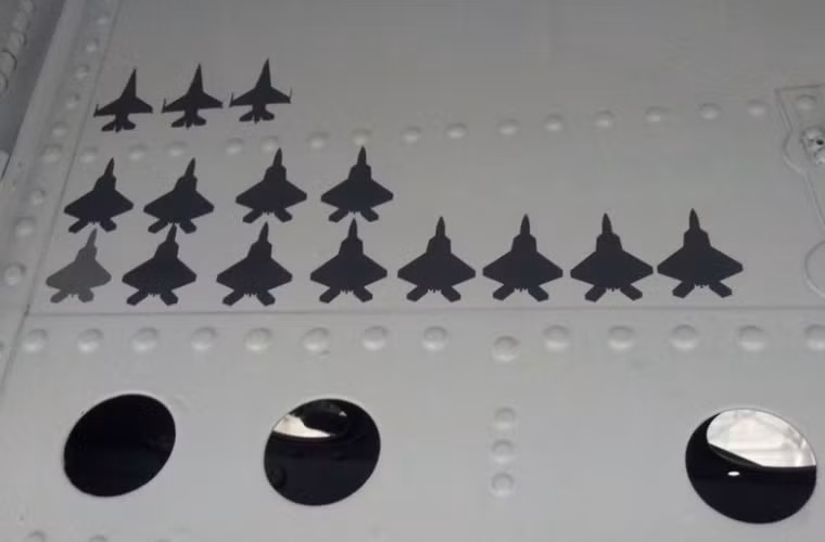 Các trang mạng Mỹ mới đây đăng tải hình ảnh gây sốc, theo đó trên bộ phận cửa che càng hạ cánh máy bay huấn luyện T-38 Talon in hình số lượng máy bay F-22 bị bắn rơi. Tổng số lượng F-22 bị hạ đo ván trên hai chiếc T-38 Talon lên tới 25 chiếc, đó là chưa kể còn có 5 F-16 và 2 F-15.