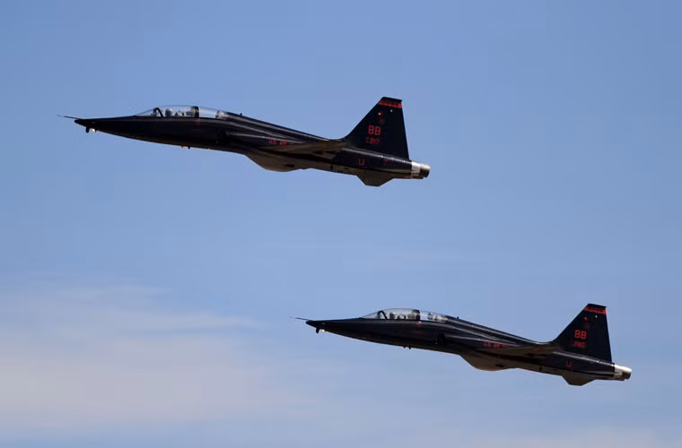 T-38 có chiều dài 14,14m, sải cánh 7,7m (kiểu cánh tam giác), cao 3,92m, trọng lượng cất cánh tối đa 5,4 tấn.