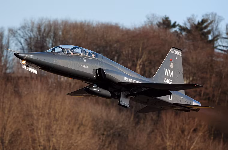 Điều đáng chú ý, T-38 Talon vốn được phát triển trên cơ sở máy bay tiêm kích hạng nhẹ F-5 Tiger II từng bị Không quân Mỹ hắt hủi, chỉ chuyên bán hoặc viện trợ cho các nước đồng minh. Nhưng “hậu bối” T-38 thì lại rất được các tướng lĩnh Không quân Mỹ ưa chuộng, mà tới tận bây giờ vẫn chưa thay thế.