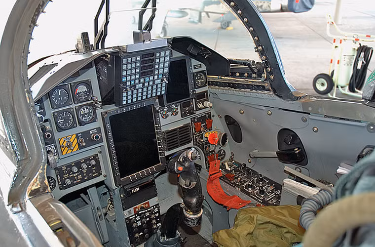Cận cảnh buồng lái khá hiện đại của T-38 Talon sau khi được hiện đại hóa với màn hình màu tinh thể lỏng LCD cỡ lớn và màn hình HUD.