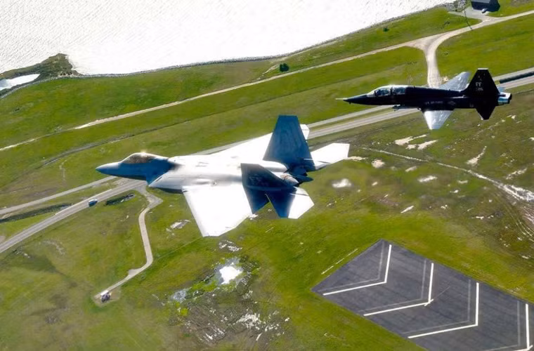 Máy bay huấn luyện T-38 Talon bay cạnh chiếc F-22.