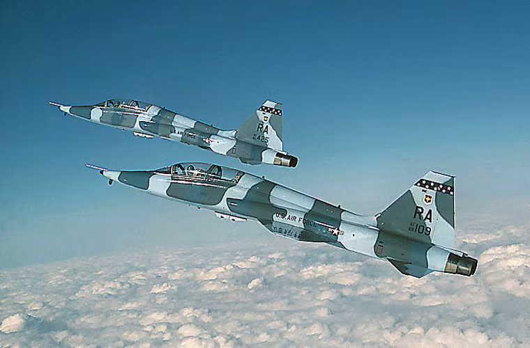 Tuy nhiên, theo các nguồn tin, thực ra T-38 Talon chỉ bắn hạ được F-22 trong trận giao đấu huấn luyện của Không quân Mỹ. Hoàn toàn không có chuyện F-22 “nổ tan tành hay cháy ra tro”. Dẫu vậy, việc máy bay huấn luyện phản lực đời cũ bắn hạ được F-22 trong môi trường giả định cho thấy sự xuất sắc của các phi công.