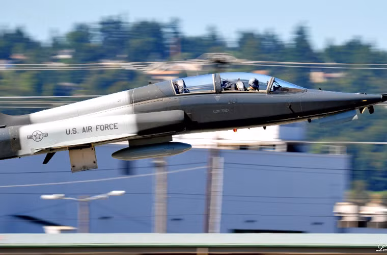 Vì chuyên dụng cho mục đích huấn luyện nên T-38 Talon không có, nó chỉ có các thiết bị máy móc phục vụ huấn luyện, hệ thống định vị vệ tinh, hệ thống liên lạc hàng không chiến thuật, radar đo cao...