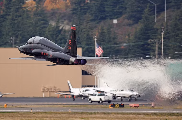 Máy bay được trang bị hai động cơ tuốc bin phản lực cánh quạt đẩy J85-5A đạt tốc độ tối đa 1.381km/h, tầm bay 1.835km, trần bay 15,2km.