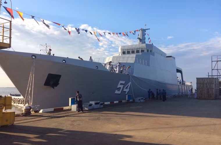 Tàu tuần duyên bờ biển tàng hình bí ẩn do Myanmar tự đóng đã được hạ thủy thành công. Chiếc tàu cho thấy sự tiến bộ vượt bậc về mặt công nghệ đóng tàu quân sự của Myanmar.