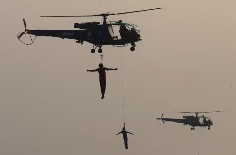 Lực lượng Hải quân Ấn Độ trình diễn “xiếc” trong “Ngày Hải quân”.