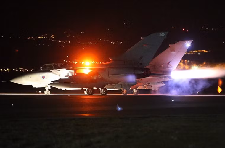 Biên đội máy bay ném bom Tornado GR4 “phụt lửa” rời căn cứ trên đảo Síp thực hiện chiến dịch không kích phiến quân IS.