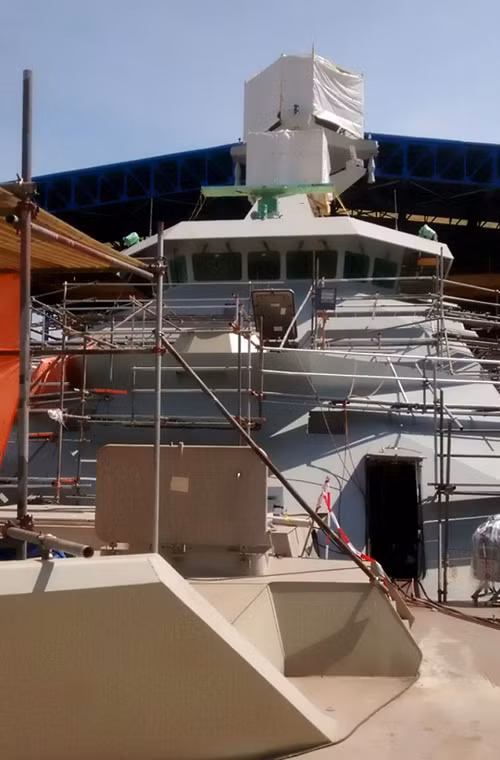 Hình ảnh đầu tiên tàu hộ vệ tên lửa tàng hình Sigma 10514 Hải quân Indonesia đặt hàng từ Tập đoàn đóng tàu Damen (Hà Lan). Sigma 10514 có chiều dài 105,11m, rộng 14,02m, mớn nước 3,75m, chở được một trực thăng 10 tấn, trang bị cảm biến chính có khả năng phát hiện máy bay tàng hình Thales SMART-S Mk2.