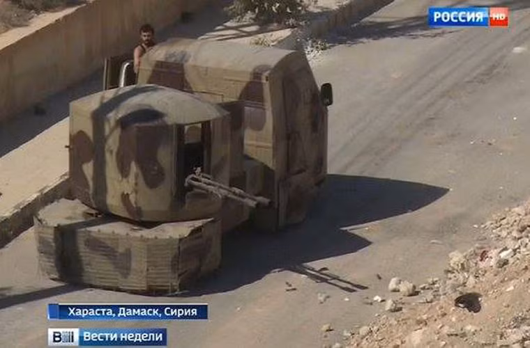 Ảnh vũ khí ấn tượng tuần – xe bọc thép tự chế của lực lượng dân quân người Shite Iraq được chế tạo từ xe tải nhỏ lắp lồng thép chồng đạn, trang bị pháo ZU-23-2 cỡ 23mm nòng kép.