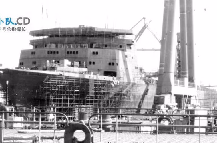 Siêu tàu tiếp tế tổng hợp có lượng giãn nước 40.000 tấn Type 901 của Hải quân Trung Quốc lần đầu lộ diện.
