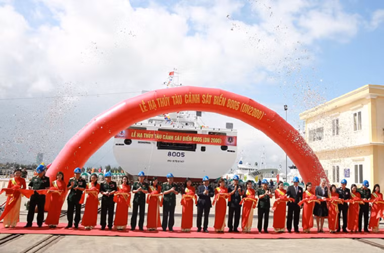 Tuy nhiên, hình ảnh quân sự Việt Nam ấn tượng nhất tuần qua là lễ hạ thủy tàu Cảnh sát biển 8005 cỡ 2.400 tấn cho lực lượng Cảnh sát biển Việt Nam.
