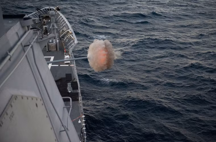 Quầng khói lửa bùng lên trong khoảnh khắc đạn 127mm rời hệ thống pháo Mk45 trên tàu tuần dương tên lửa USS Chancellorsville (CG 62) trong cuộc tập trận trên biển Nhật Bản.