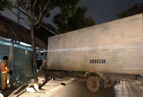 Chiếc xe tải hàng chục tấn bất ngờ “bay” vào quán ăn khiến nhiều thực khách một phen bấn loạn.