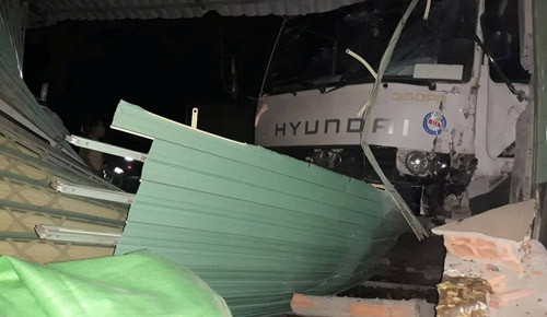 Hiện trường xe tải tông sập quán ăn trong đêm khuya ở huyện Hóc Môn, TP HCM.