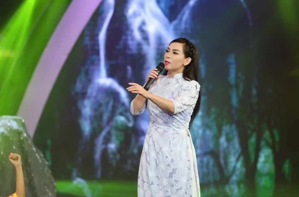 Phi Nhung cũng là một trong những ca sĩ không ngại về vùng sâu vùng xa biểu diễn.