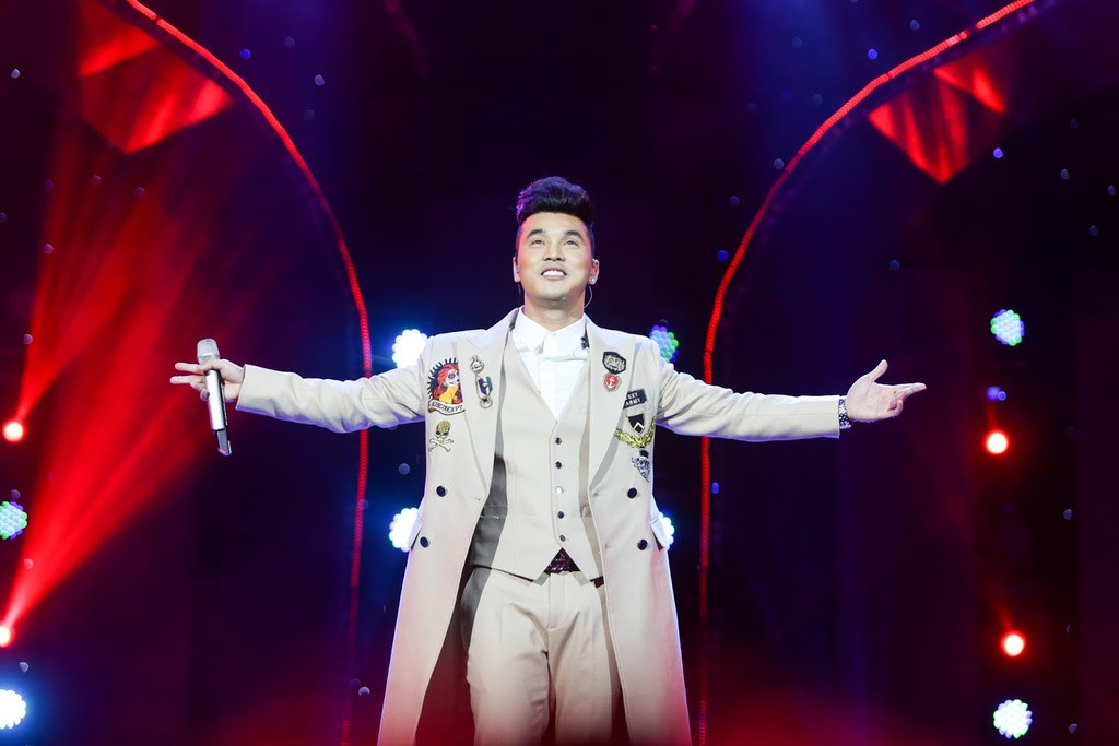 Ưng Hoàng Phúc từng ký hợp đồng với công ty, nhưng sau đó anh hoạt động độc lập.