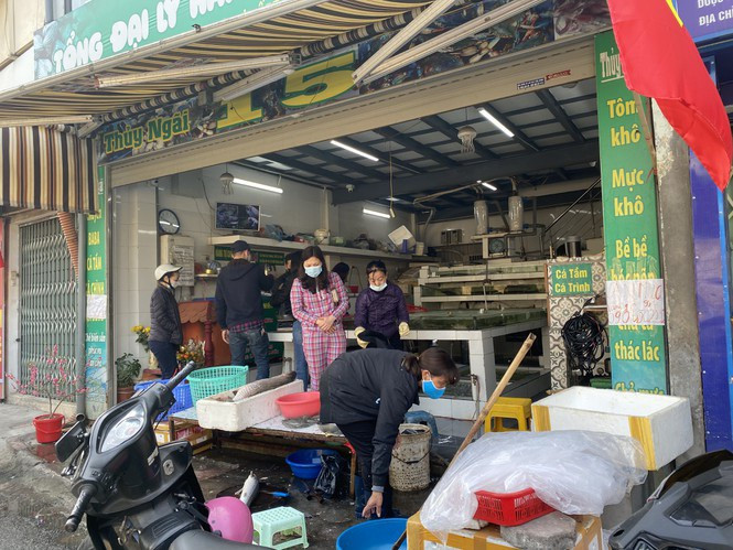 Di cho dau nam: Hai san tang gia vun vut, hoa tuoi re hon truoc Tet-Hinh-4