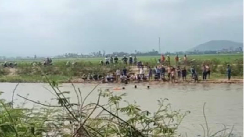  Anh rể và em vợ đi bắt ốc bị đuối nước tử vong: Chiều 19/2, lực lượng chức năng xã Phổ An, Thị xã Đức Phổ, tỉnh Quảng Ngãi đã tìm thấy hai thi thể trong vụ đuối nước khi đi bắt ốc trên địa bàn. Hai nạn nhân là anh N.V (41 tuổi, quê Mộ Đức) và anh N.T.Đ (27 tuổi, quê xã Phổ An). Sau khi hoàn tất các thủ tục, lực lượng chức năng đã bàn giao thi thể 2 nạn nhân cho gia đình an táng. Anh V. đã có vợ và 2 con, là anh rể của anh Đ. 