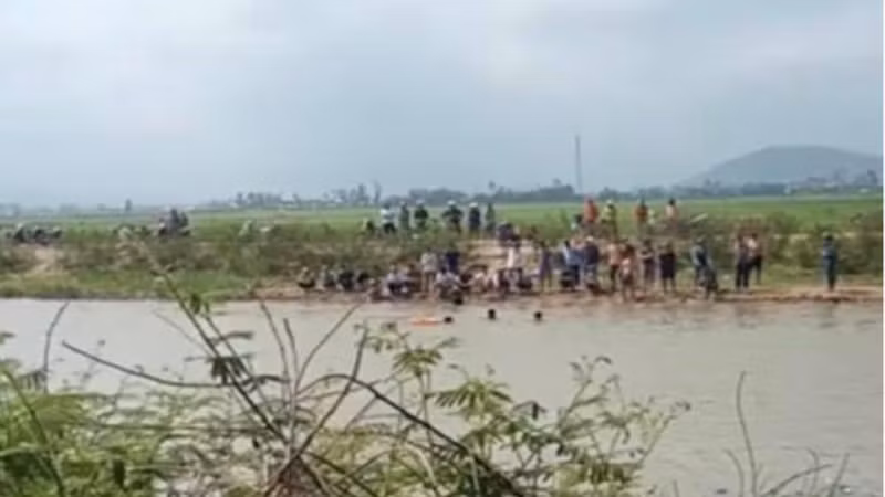  Anh rể và em vợ đi bắt ốc bị đuối nước tử vong: Chiều 19/2, lực lượng chức năng xã Phổ An, Thị xã Đức Phổ, tỉnh Quảng Ngãi đã tìm thấy hai thi thể trong vụ đuối nước khi đi bắt ốc trên địa bàn. Hai nạn nhân là anh N.V (41 tuổi, quê Mộ Đức) và anh N.T.Đ (27 tuổi, quê xã Phổ An). Sau khi hoàn tất các thủ tục, lực lượng chức năng đã bàn giao thi thể 2 nạn nhân cho gia đình an táng. Anh V. đã có vợ và 2 con, là anh rể của anh Đ. 